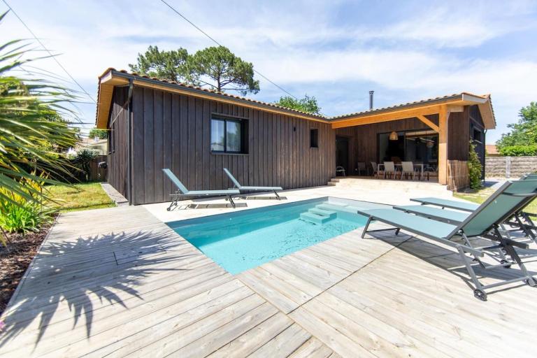 Villa Javal à Ares avec piscine chauffée du 0105 au 1510 - B&B Arès