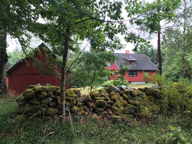 Pretty holiday house in the woods close to lake - B&B Osby