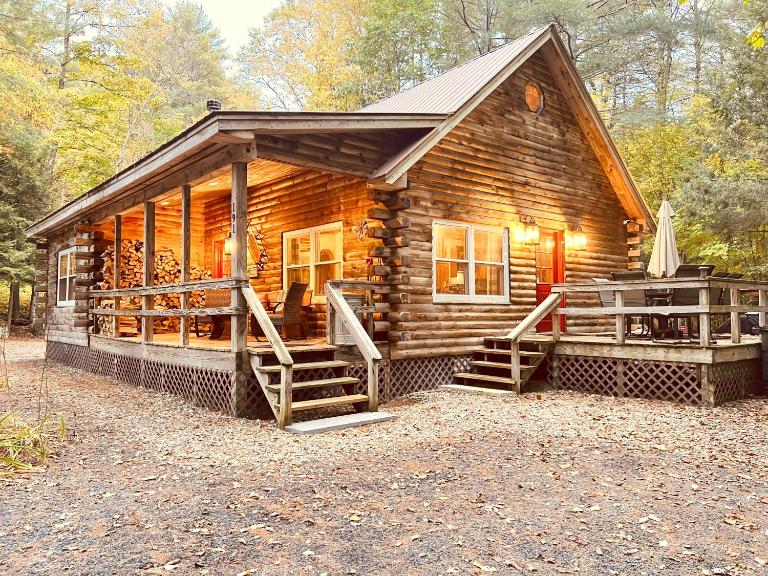 Stylish Forest Lodge with Large Hot Tub, Firepit and Fireplace 5 minutes to Gore Mountain - B&B North Creek