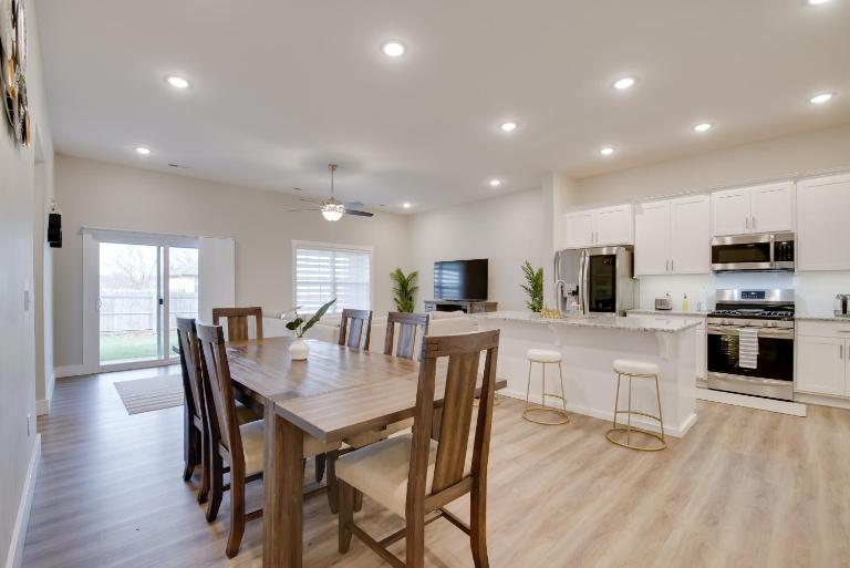 Family-Friendly Ozark Villa - Centrally Located - Bed and Breakfast Ozark
