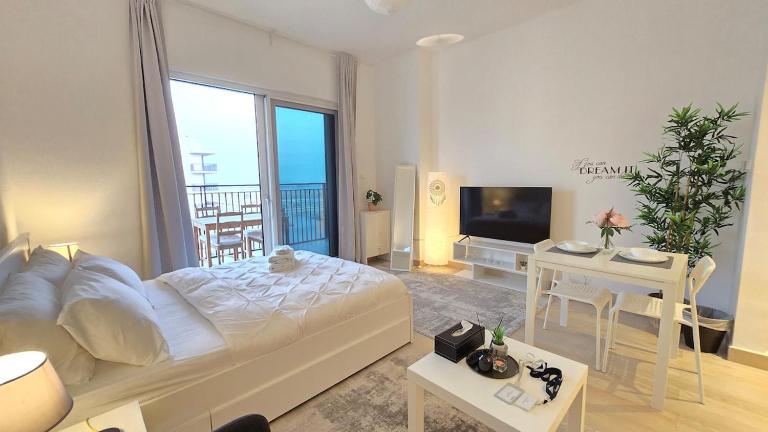 F1 - Lily Studio Waters Edge Yas Island Theme Parks, Canal and Pool View - B&B Abu Dhabi Island and Internal Islands City