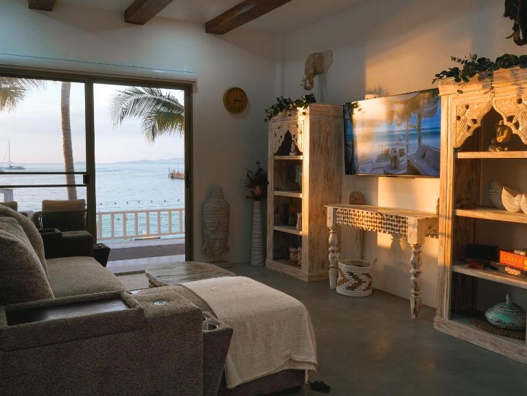Mo's Beachfront Villa by S&P Villa Management - B&B Ko Samui