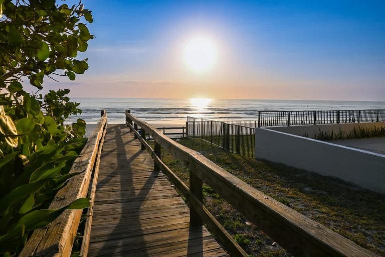 Gorgeous Beach Front Condo Near Flagler Ave - 701 - Ferienwohnung New Smyrna Beach
