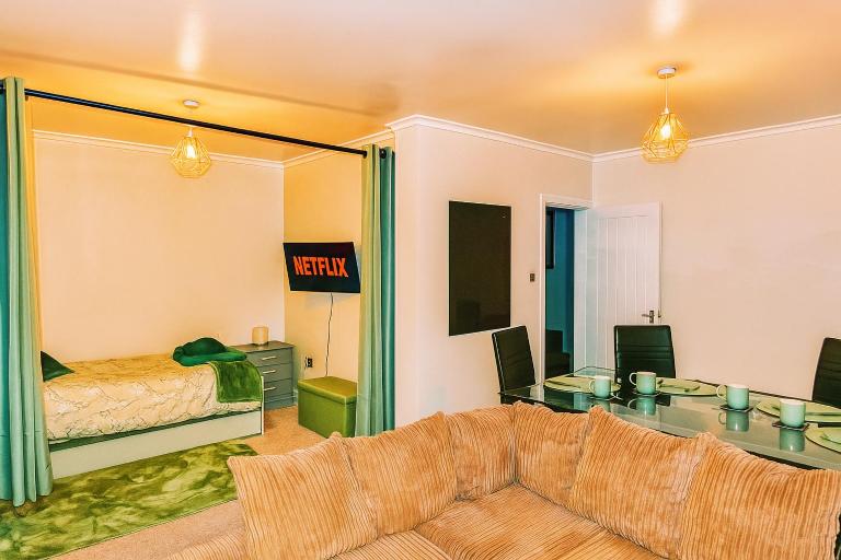 Spacious 4 Bed Maisonette close to Salford Quays and Manchester with Smart TVs and Netflix perfect for families and contractors - B&B Manchester
