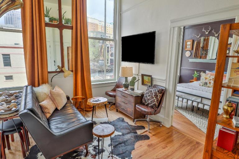 Riverwalk Gem-Stylish Downtown Escape with Views - Chambres d'hôtes San Antonio