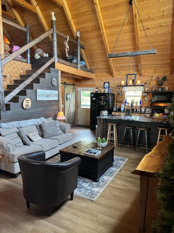Pokeadot Cabin - Cozy Farm Stay with Pool & Firepit - B&B Madisonville