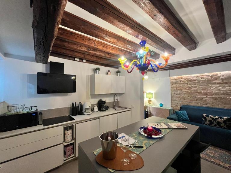VENICELOFT 5minutefromRialto 10minutefromSanMarco 5minitestationTrain infrontofCaD'ORO - B&B Venecia