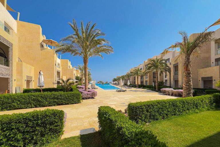 The Golden Atrium 3BDR Pool View Free Pool & Beach Access - B&B Hurghada