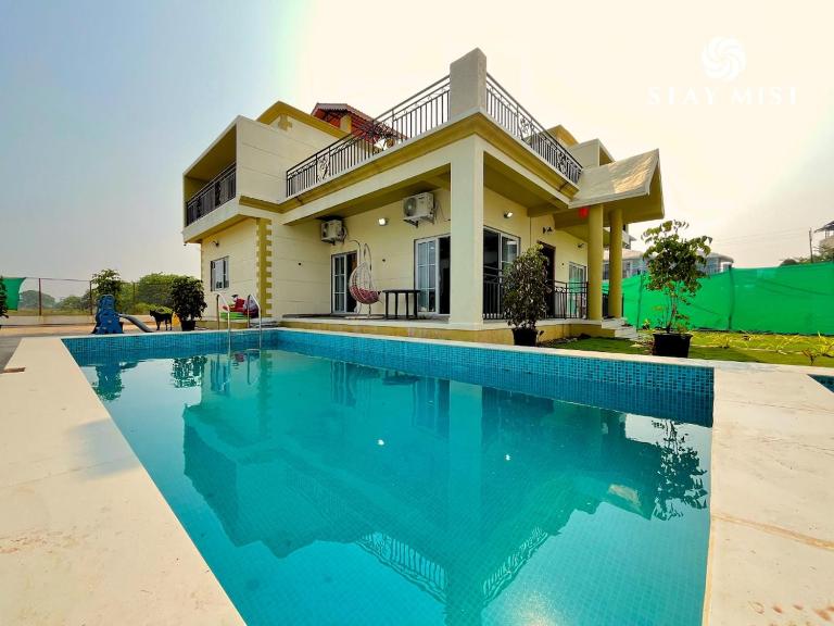 Staymist - Pool and Pause Villa - Chambres d'hôtes Nāgaon