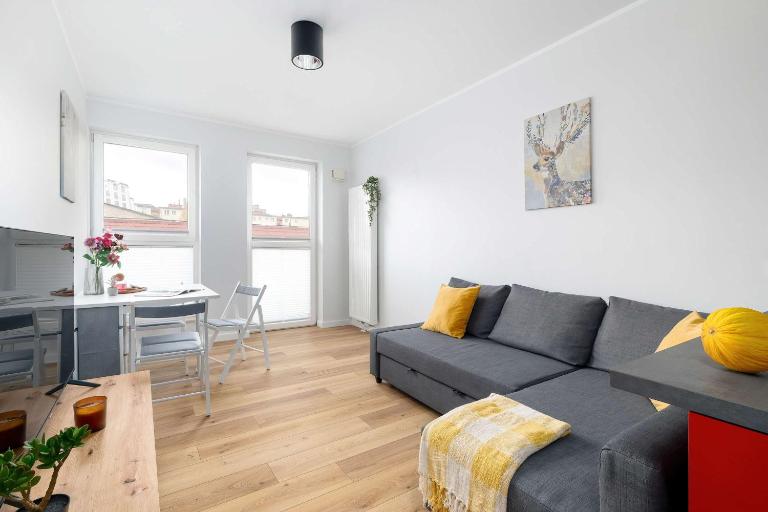 Red and Grey Apartment for 8 People in Poznań with Parking by Noclegi Renters - B&B Posnania
