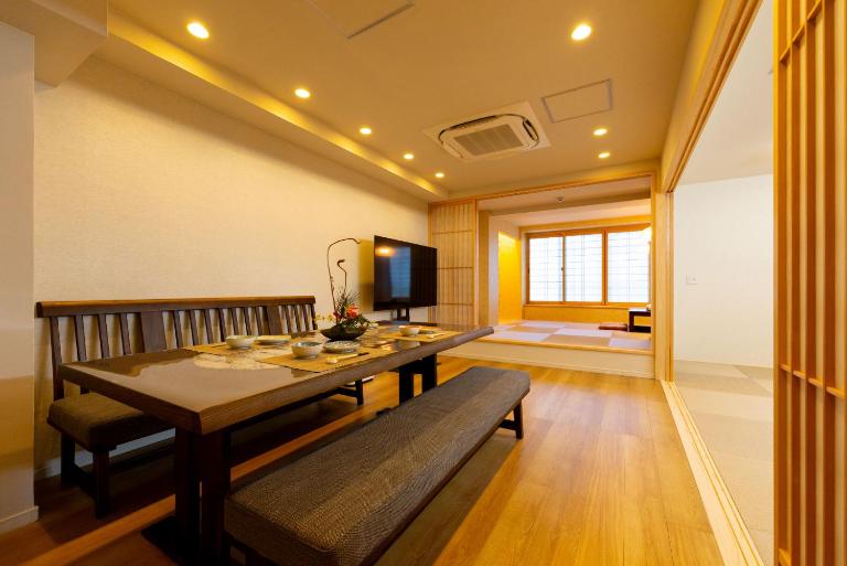 Opposite Kuromon Market丨230m to Nipponbashi丨400m to Nankai Namba丨Rakui - B&B Osaka
