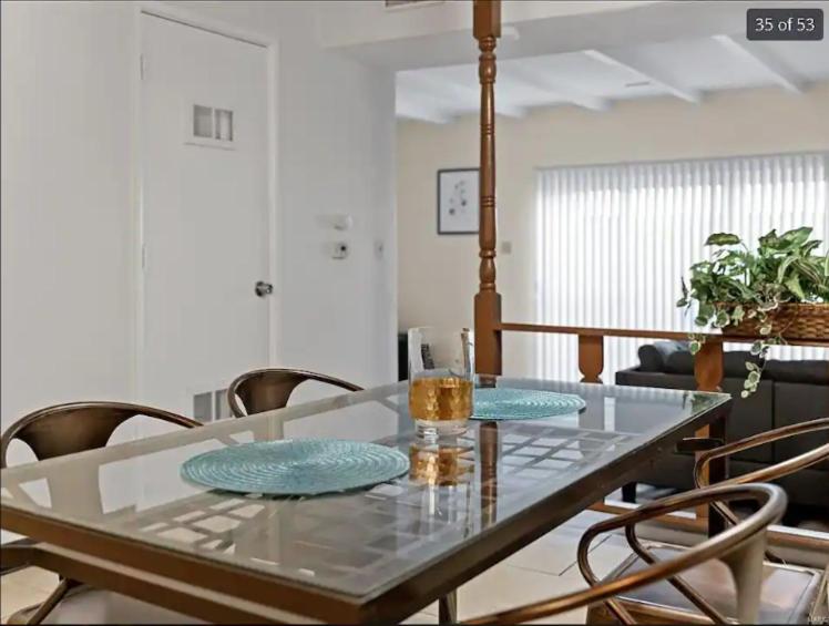 3-bedroom building in serene Saint Ann with WiFi, AC - B&B Saint Ann