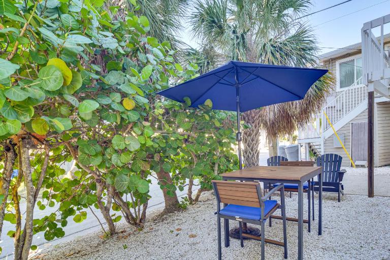 1 Block to Sunset Beach: Dog-Friendly Family Home - B&B St. Pete Beach
