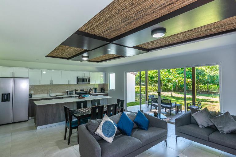 Relaxing Beach Oasis - Gated Community with Pool - Mini Golf - Walking Distance to Beach - Bed and Breakfast Jacó