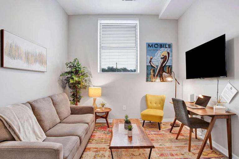 Beautiful 1 BR Renovated Apt in downtown - B&B Mobile