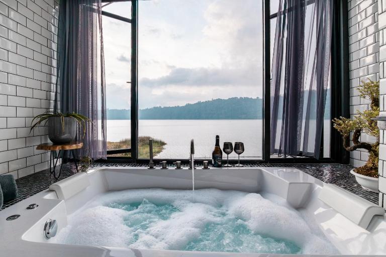 Lake-Front Luxury Villa - Bed and Breakfast Bedegul