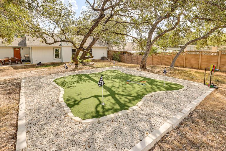 Mini Golf, Arcade & Fire Pit! San Antonio Home - Bed and Breakfast San Antonio