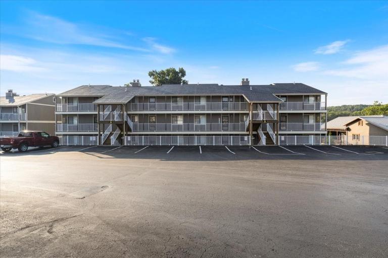 LazyDays Pet-Friendly Condo w/ Pool & Slip at 3M - Bed and Breakfast Osage Beach