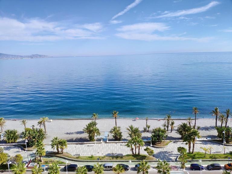 Primera línea de playa Familiar Maravillosas Vistas Piscina Wifi Reformado - B&B Almuñécar