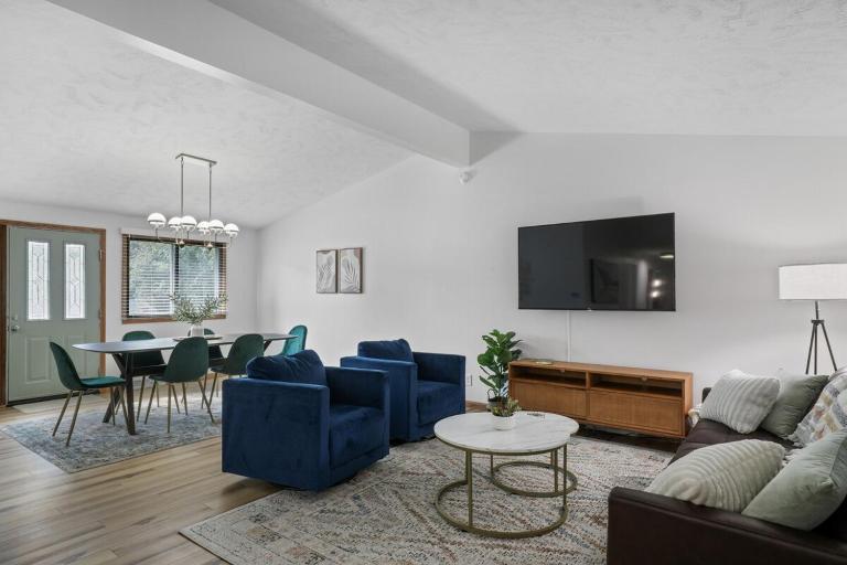 Central Location - 2 living spaces & covered patio! - Chambres d'hôtes Omaha