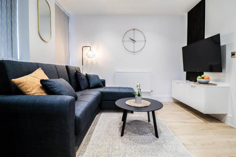 The Eden Suite - 1BR Chic Apt with Luxe Shower, Smart TV & Free Secure Parking in Central High Wycombe HP13, Sleeps 3 - B&B High Wycombe