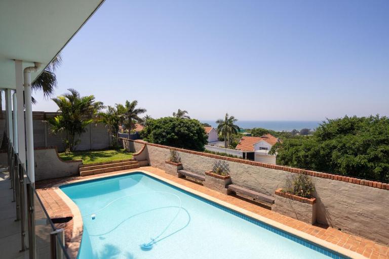 Spacious 4-Bedroom Coastal Haven with Sea Views - B&B Durban