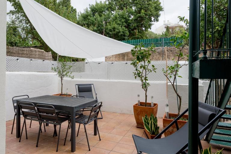 Stylish 2-Bedroom Apartment with Terrace in Alcântara - B&B Lisbona