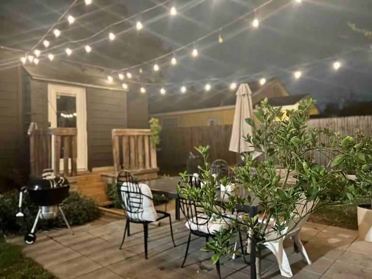 Updated Vintage Oasis, Near Downtown & Stadiums, Huge Yard - B&B Houston