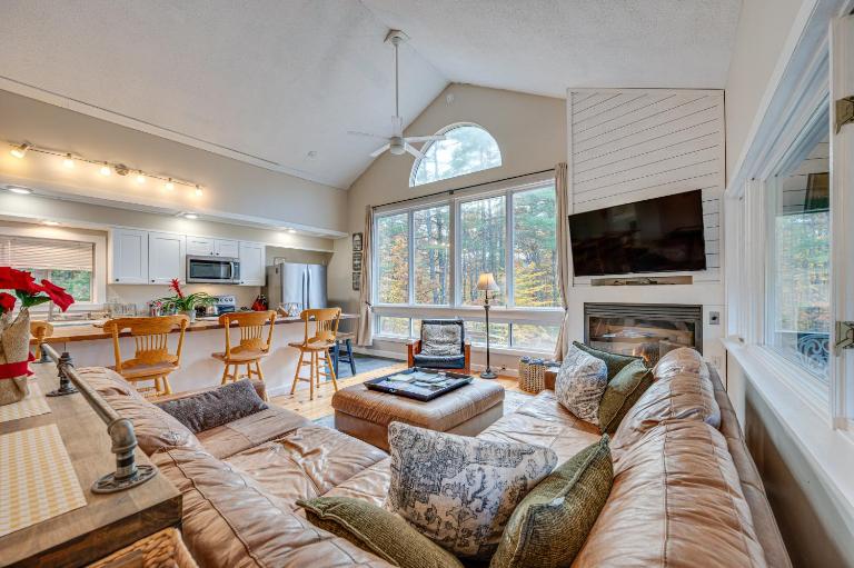White Mountains Home w/ Hot Tub - Walk to Town! - B&B North Conway