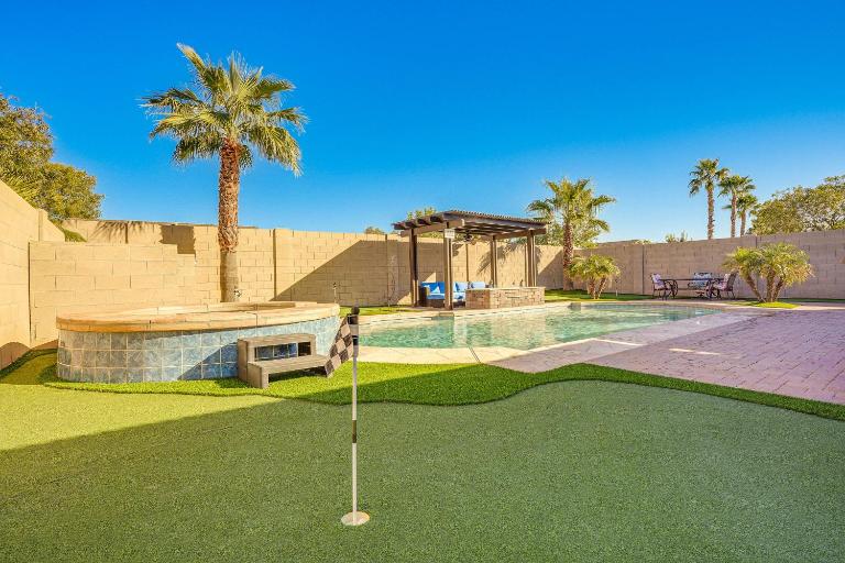 Backyard Oasis! Group-Friendly San Tan Valley Home - Chambres d'hôtes Queen Creek