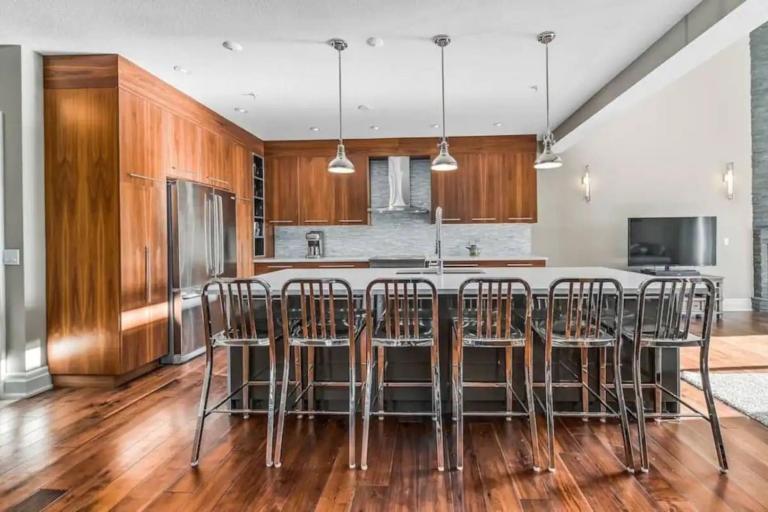 LUXUS 4BR Penthouse 2500sqft with Private Hot Tub - B&B Canmore