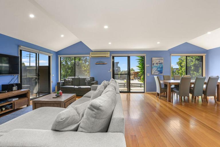 BLUE SKYES - family home with balcony and views. - B&B Apollo Bay