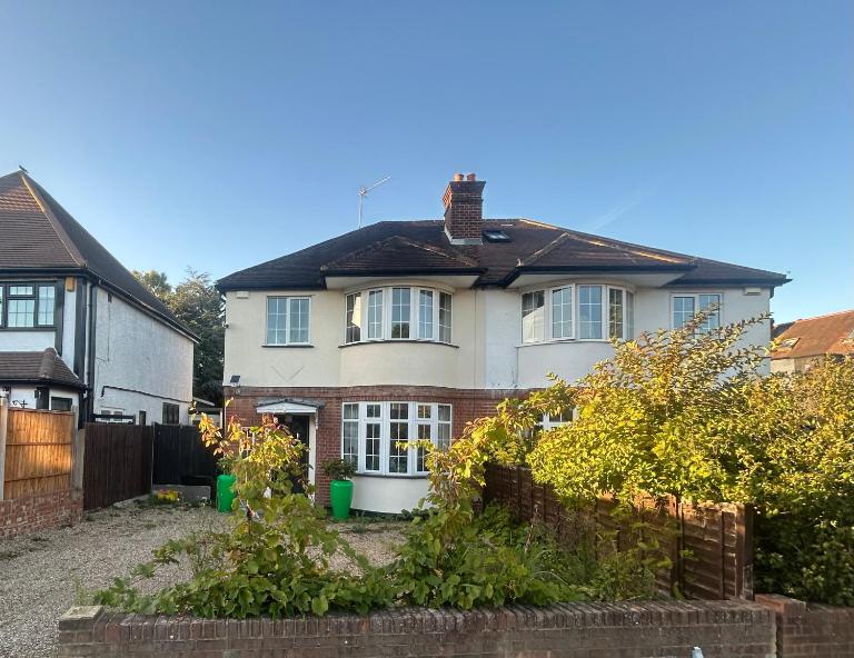 Eastcote London Retreat 3 min walk to Tube 30 min to central London , Free parking 3 cars, Private 1st Floor 2 Bedroom Suite 2 smart TVs with Fully Equipped Kitchen and Bathroom - Bed and Breakfast Astcote