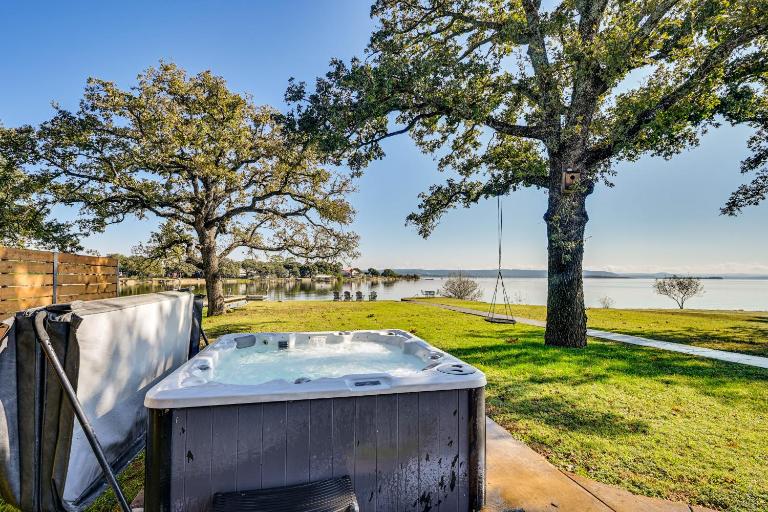 Modern, Spacious! Lake Buchanan Retreat w/ Hot Tub - Chambres d'hôtes Tow
