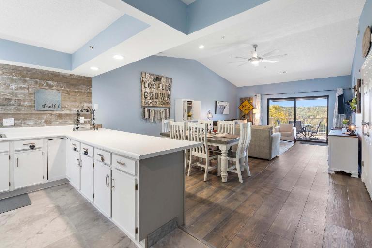 Gathering Place at the Foothills Near Parks - B&B Branson