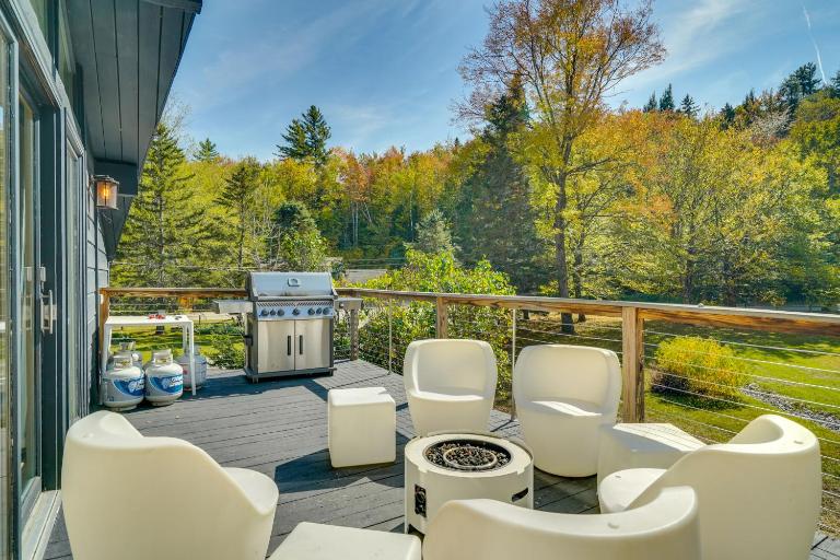 Luxe 5,000 Sq Ft Retreat: 5 Mi to Stratton Resort - B&B Jamaica