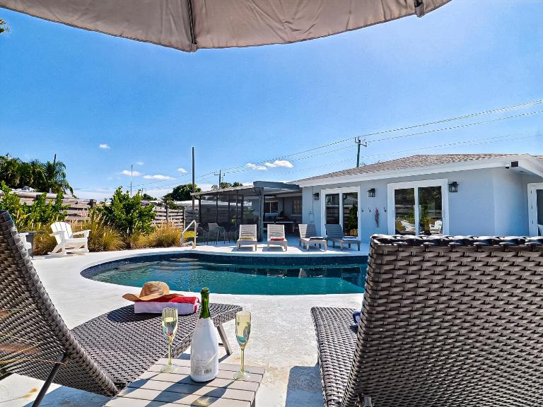 Coastal Bliss 3Bdr with Pool, Game Room, Lanai - Ferienwohnung Sarasota