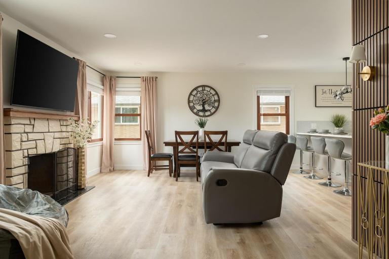 Modern Nest - Cozy & Free Parking - B&B Edgewood