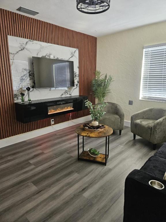 Palmera House in Tampa with Hot Tub 10 minutes from Airport & Busch Gardens - B&B Tampa