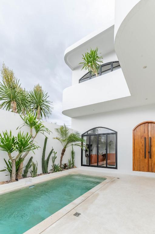 Villa Nathan No 2 Mediterranean Style 2 Beds Villa with Private Pool - B&B Tambakboyo