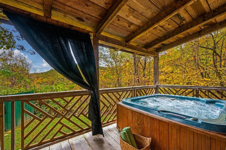 Hot Tub Pool Table Fireplace Honeymoon Relax - B&B Sevierville