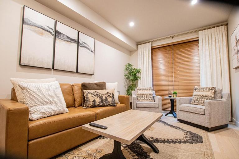Luxury Spring Creek Condo with Hot Tub - Chambres d'hôtes Canmore