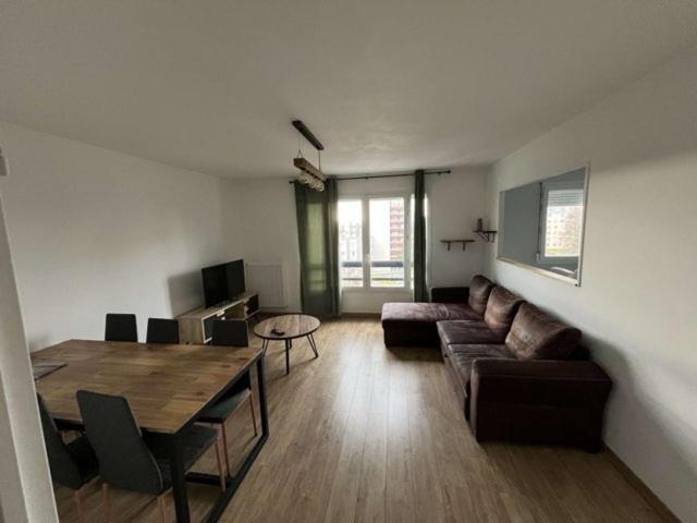 Appartement spacieux 4 personnes sixième - B&B Charleville-Mézières