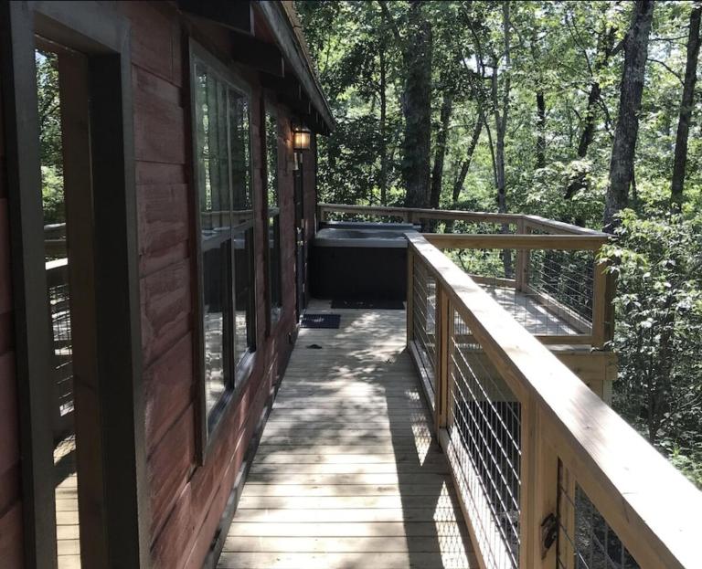Tiny cozy cabin with hot tub, relax and unwind! - B&B Sevierville