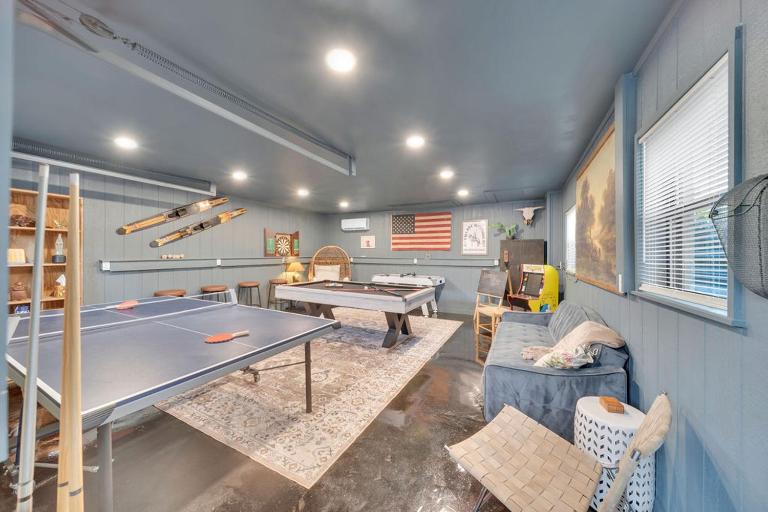 Fully Restored cottage, AMAZING game room, hot tub - Bed and Breakfast Tulsa