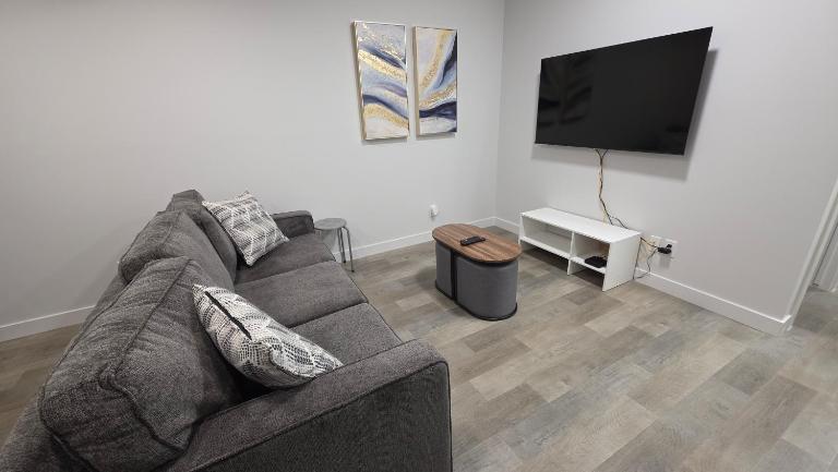 Modern 2BR Suite in Seton, Calgary - Bed and Breakfast Calgary