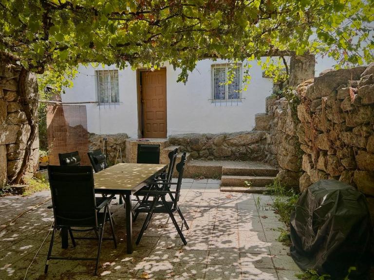 Casa con parra de uva y paz - B&B Grou