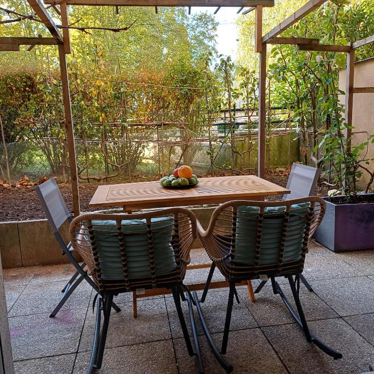Apparemment entier Jardin Terrasse Netflix - Chambres d'hôtes Combs-la-Ville