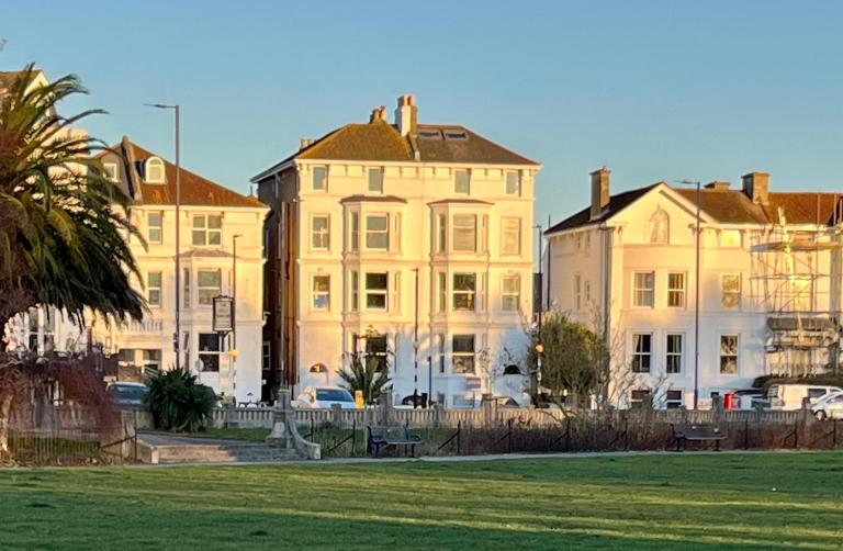 Stylish Top Floor Retreat with Stunning Solent Views - B&B Portsmouth