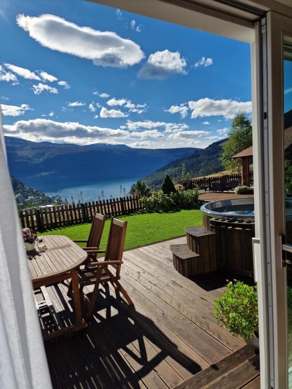 Mountain & Fjord View Apartment - B&B Stryn